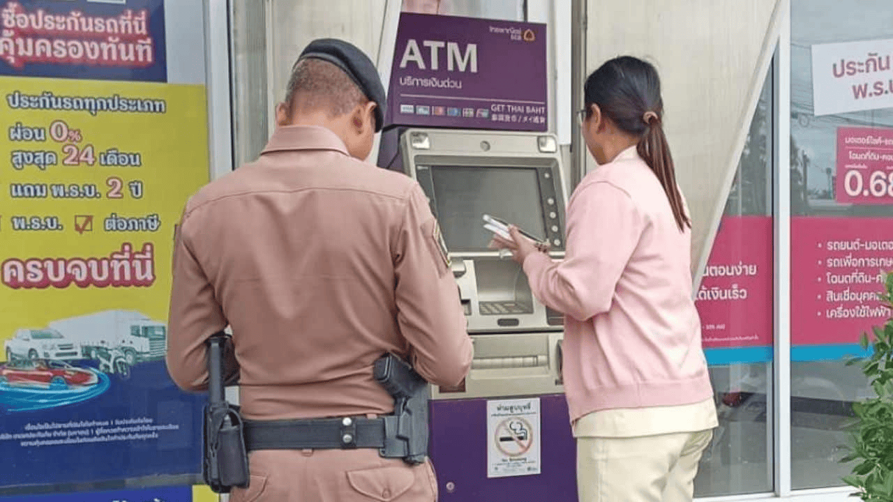 泰国女子在ATM机取钱<strong></p>
<p>源币网</strong>,取款口突然窜出一条蛇