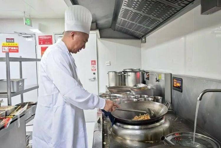 国铁成都局推出17元高铁盒饭:门店现炒<strong></p>
<p>源币网</strong>,送餐到座