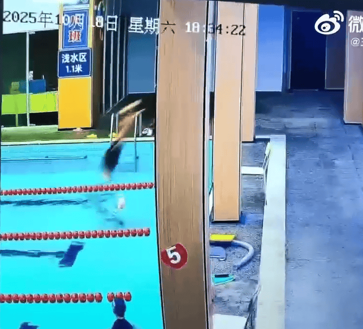 36岁体育老师在游泳馆浅水区跳水致颈椎断裂去世,7岁女儿拉不动爸爸,家属:出事16分钟内没有救生员出现