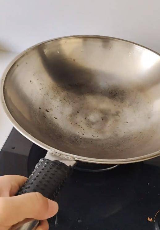 铁锅用了二三十年仍不粘不锈<strong></p>
<p>币说</strong>,女子在线寻厂家想“再买一个”,厂家称已停产