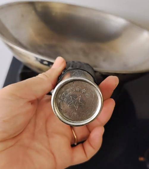 铁锅用了二三十年仍不粘不锈<strong></p>
<p>币说</strong>,女子在线寻厂家想“再买一个”,厂家称已停产