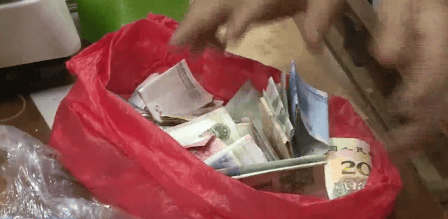 广东一男子两三年持续往批发店无故扔钱<strong></p>
<p>币说</strong>，店主：每次他都不承认，还钱还把钱送回来