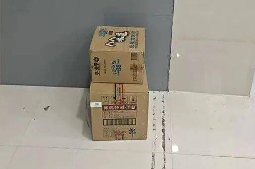 临沂俩小伙偷摸去派出所门口放下<strong></p>
<p>币圈神话</strong>了…