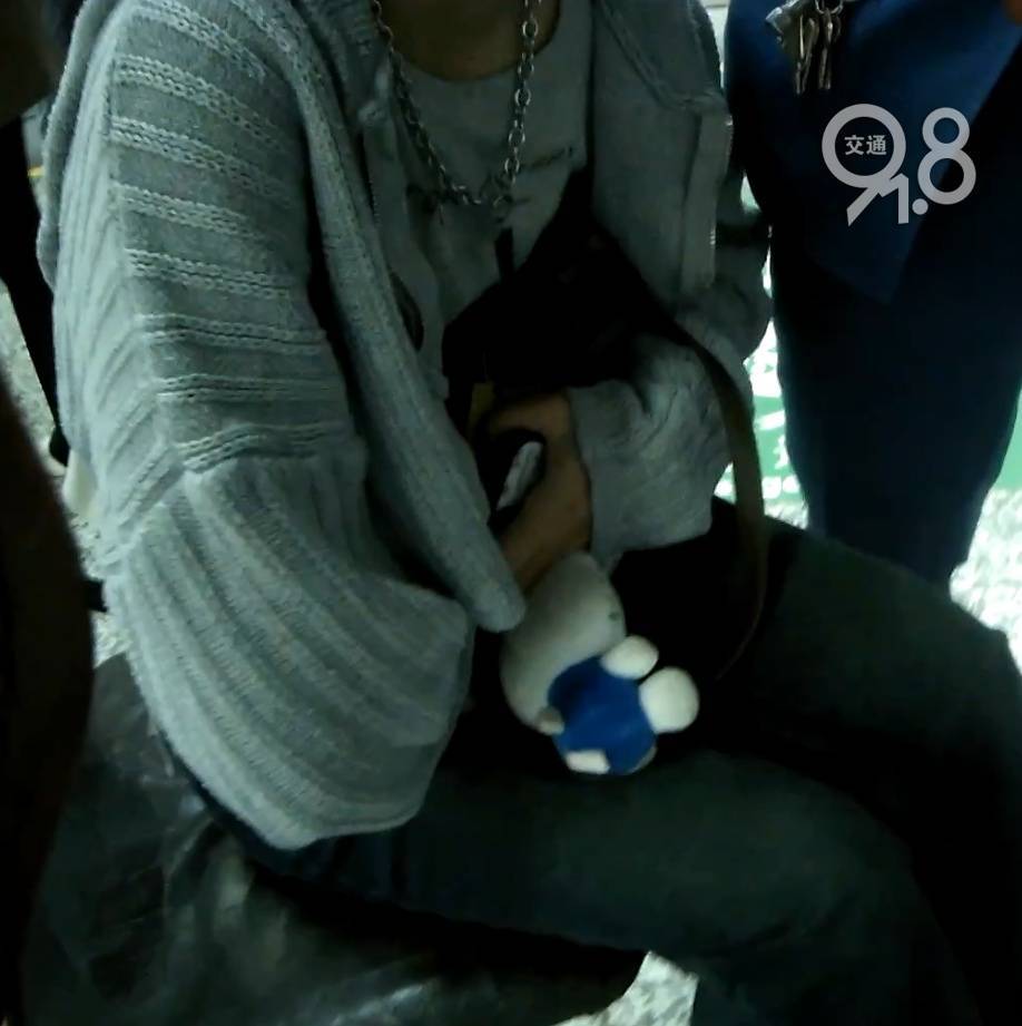 杭州地铁内<strong></p>
<p>中币交易</strong>,女乘客突然崩溃大哭!紧接着……这一幕被拍下