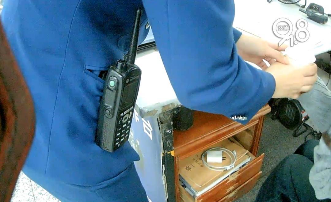 杭州地铁内<strong></p>
<p>中币交易</strong>,女乘客突然崩溃大哭!紧接着……这一幕被拍下