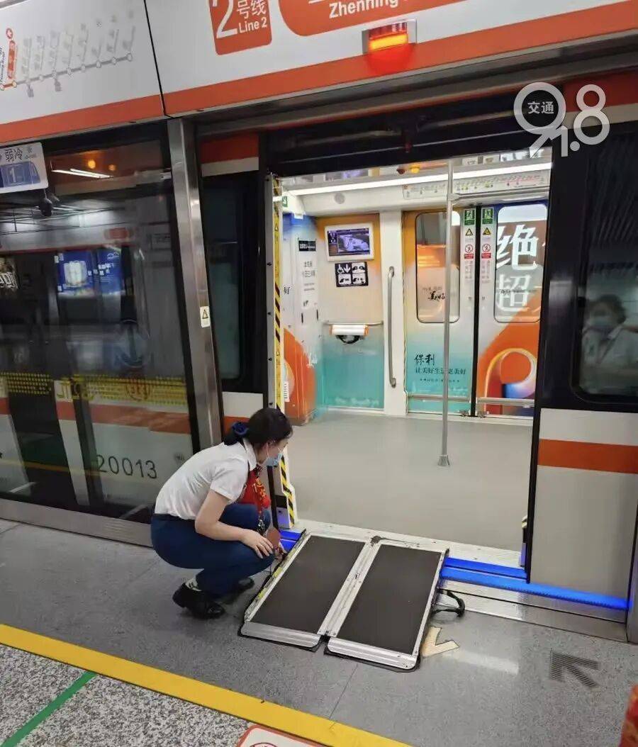 杭州地铁内<strong></p>
<p>中币交易</strong>,女乘客突然崩溃大哭!紧接着……这一幕被拍下