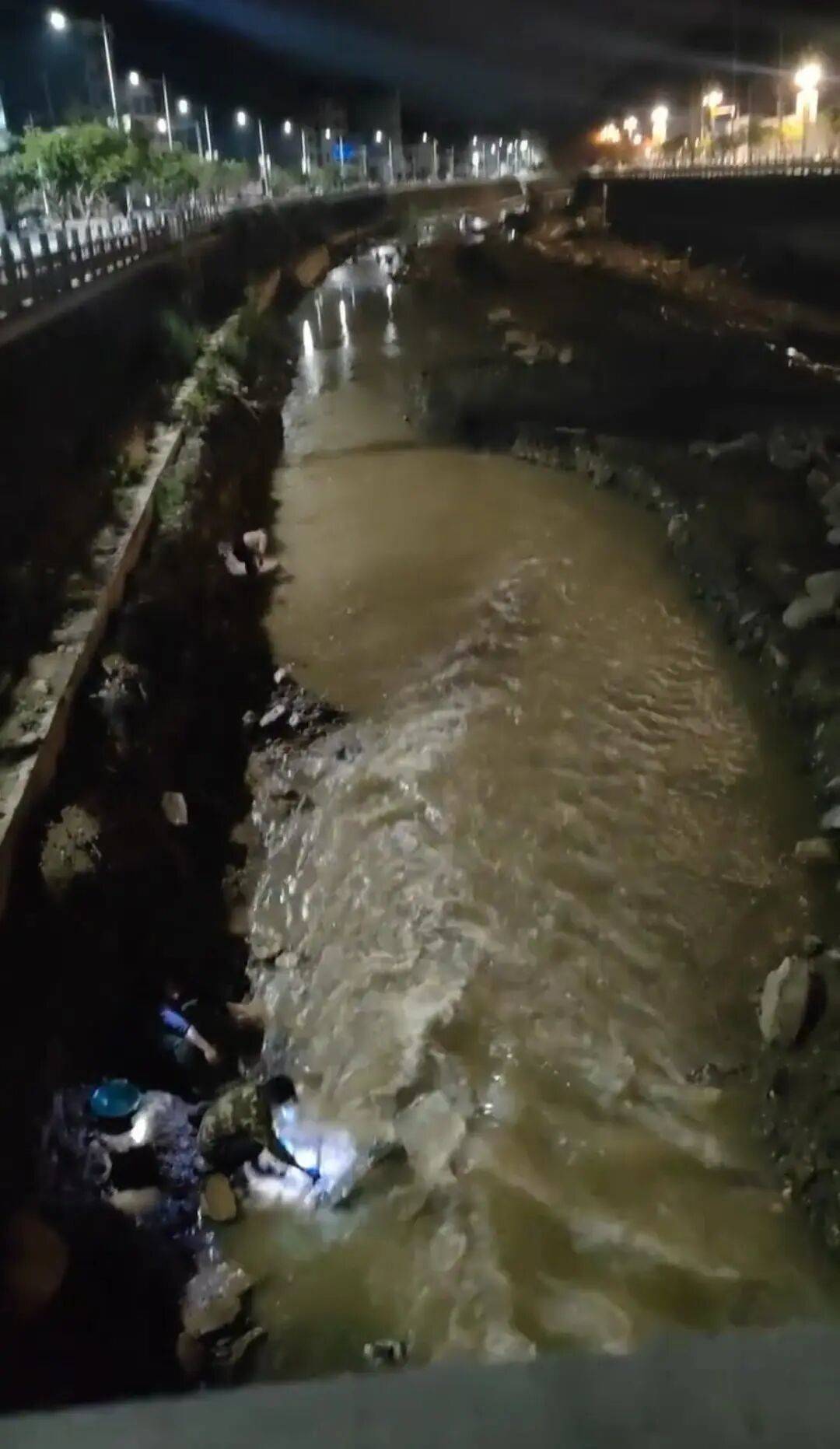 “一盆出5克多”<strong></p>
<p>m链币</strong>，多人凌晨下河淘金！当地警方回应