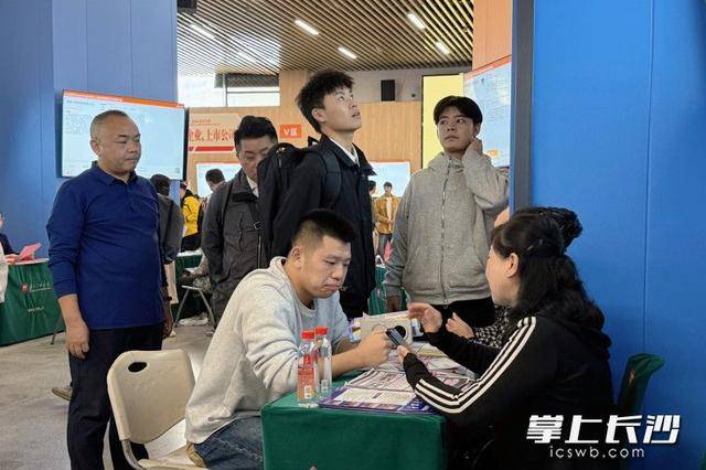 700余名退役军人及军属长沙求职<strong></p>
<p>币圈搬砖</strong>，165人达成意向