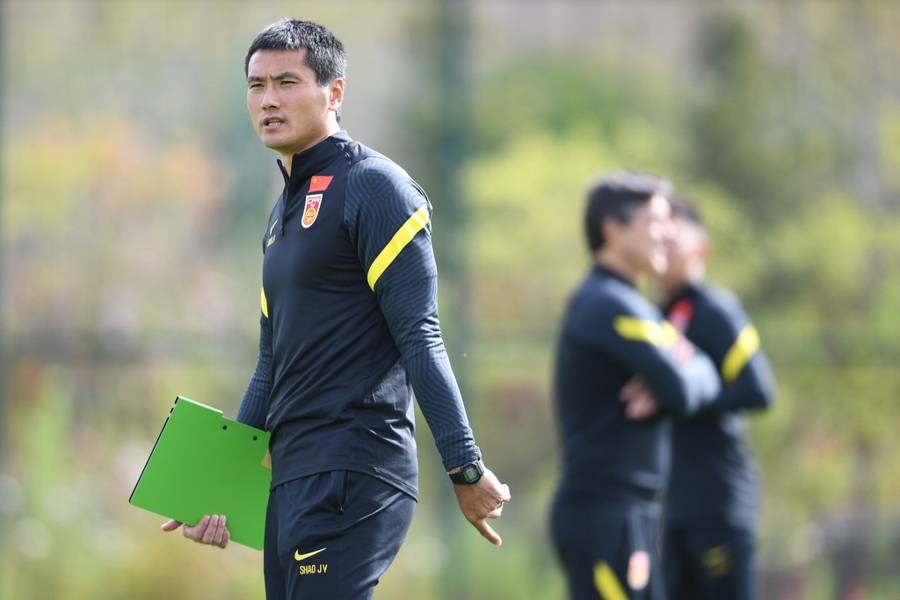 全球选聘四个月<strong></p>
<p>币圈搬砖</strong>,招来只有一年执教经历的本土教练,国足新帅竟是邵佳一