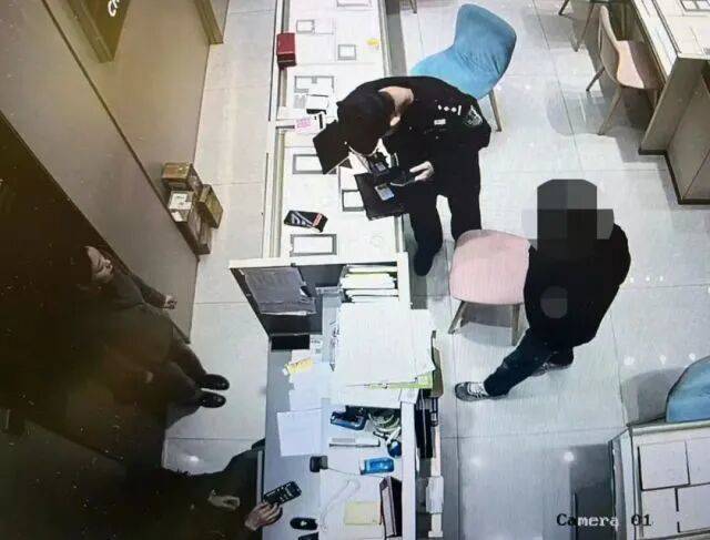 股市套现170万元后<strong></p>
<p>币圈一天</strong>,杭州男子豪购300克金条!老板当场报警……