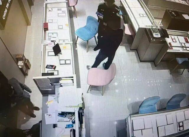 股市套现170万元后<strong></p>
<p>币圈一天</strong>,杭州男子豪购300克金条!老板当场报警……