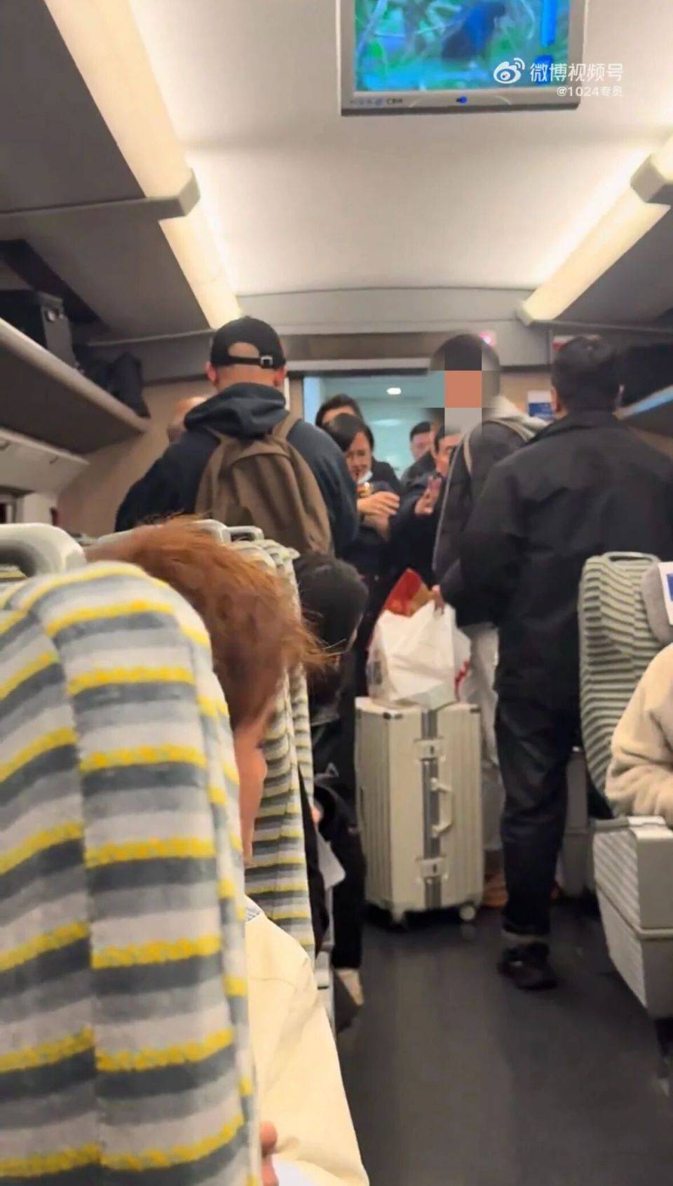 老年男子高铁上要求让座遭拒,反辱骂年轻乘客:“你是人吗?”