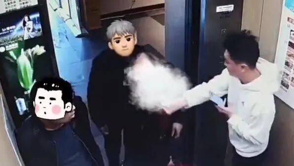 大叔叼着烟进电梯<strong></p>
<p>炒币工具</strong>,小伙果断出手!网友点赞