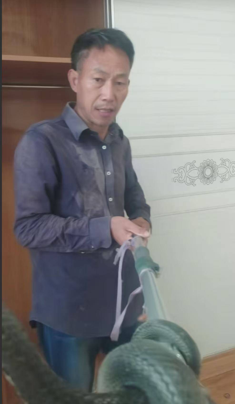 “蛇被我甩开了<strong></p>
<p>长江期币网</strong>,没完全注射毒液”,湖南直播抓蛇被咬伤网红被警方拘留后发声道歉