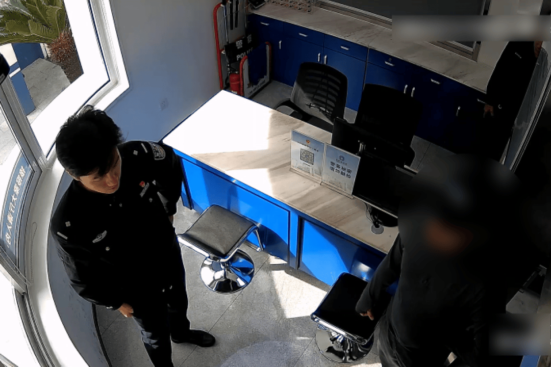 男子9600元转卖全新苹果17Pro max<strong></p>
<p>长江期币网</strong>,买家爽快转账1万后,其老婆银行卡被冻结!民警:这笔钱涉诈