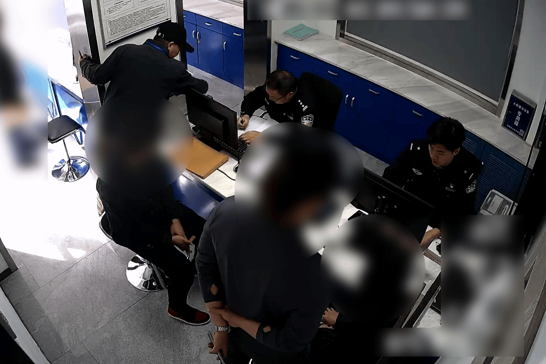 男子9600元转卖全新苹果17Pro max<strong></p>
<p>长江期币网</strong>,买家爽快转账1万后,其老婆银行卡被冻结!民警:这笔钱涉诈