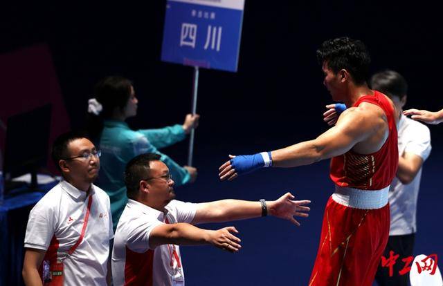 全运会拳击男子80公斤级决赛<strong></p>
<p>长江期币网</strong>，王小保夺冠！