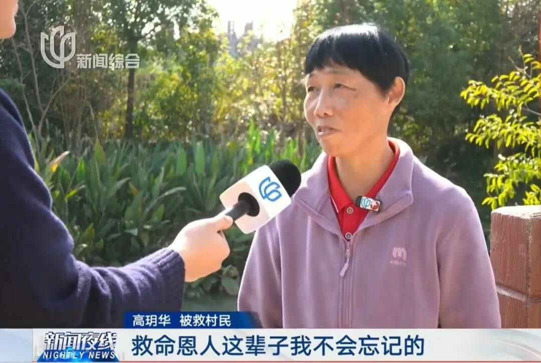 上海一快递小哥跳河救人<strong></p>
<p>华夏评级币</strong>,上岸后全身湿透继续派送