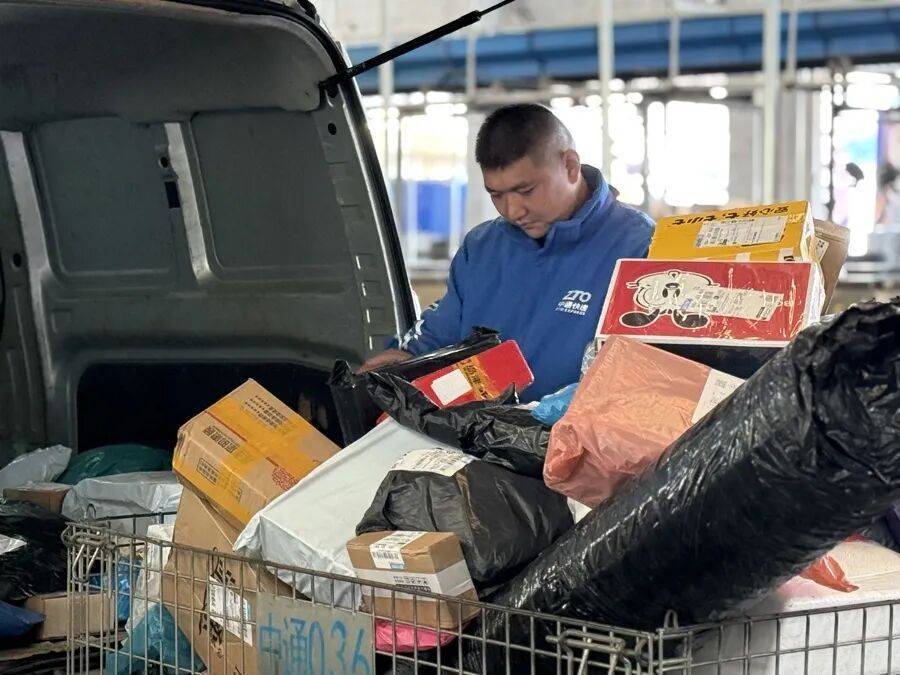 上海一快递小哥跳河救人<strong></p>
<p>华夏评级币</strong>,上岸后全身湿透继续派送