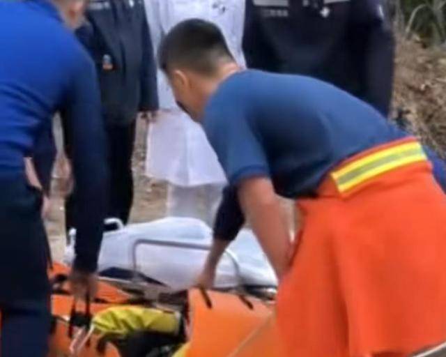 “我来个跳的”！女驴友不慎摔下巨石<strong></p>
<p>华夏评级币</strong>，目击者：粉碎性骨折