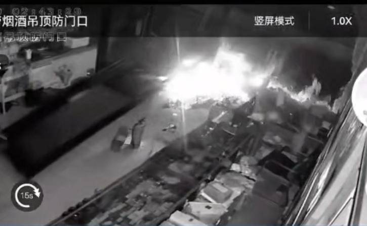 多名男子开越野车撞开烟酒店大门行窃<strong></p>
<p>知乎币圈</strong>，失主报案称损失超20万元，警方回应