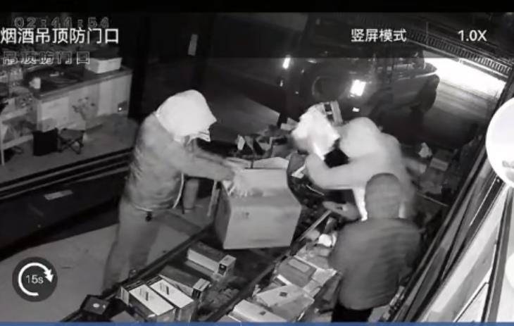 多名男子开越野车撞开烟酒店大门行窃<strong></p>
<p>知乎币圈</strong>，失主报案称损失超20万元，警方回应