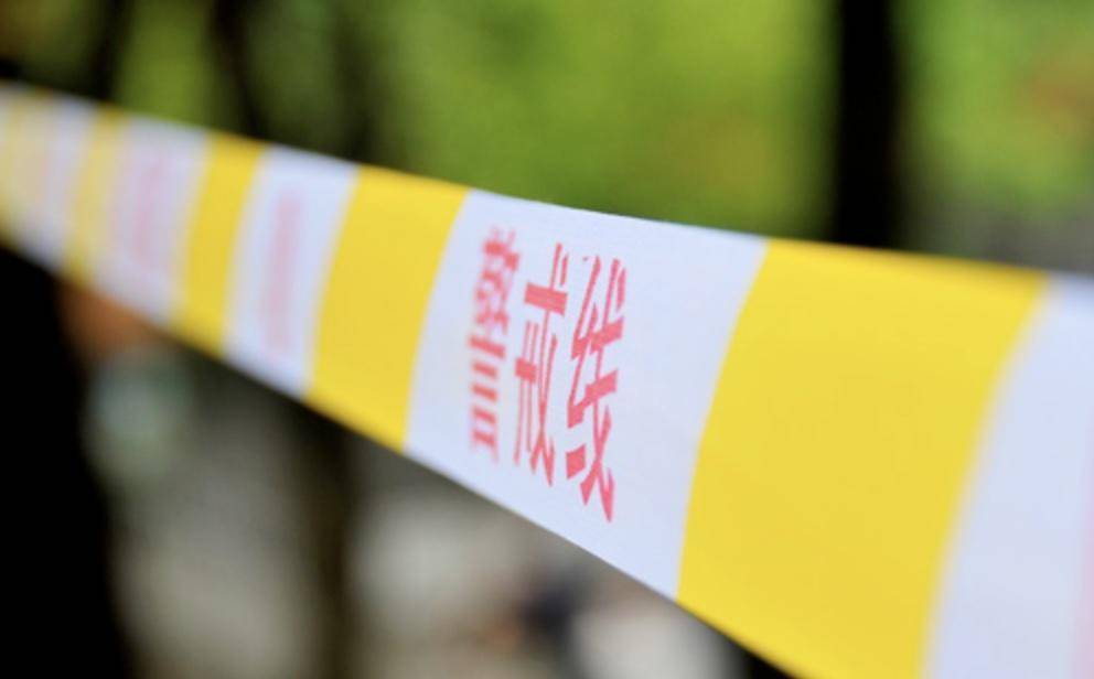 情侣吵架后<strong></p>
<p>抄币技巧</strong>,女方受言语刺激跳车身亡 男方被判过失致人死亡罪,一审获刑两年半