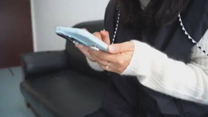 扬州一女子刷短视频惹祸:偷偷去银行取了6万现金<strong></p>
<p>共链币</strong>,结果……