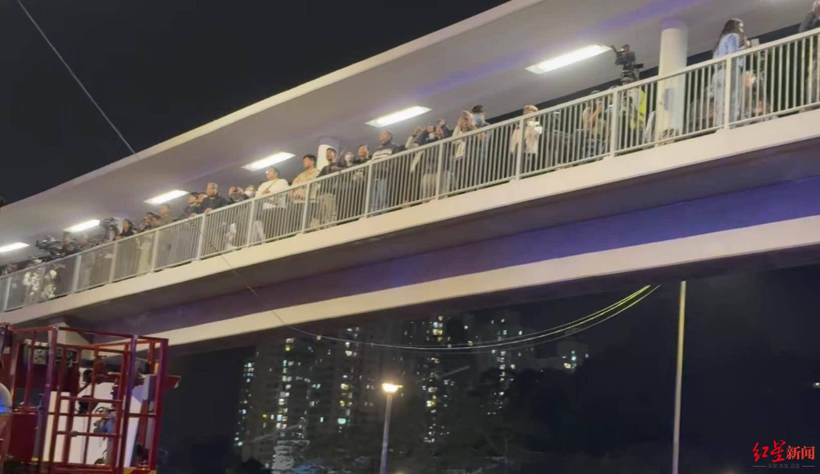 红星新闻实探香港宏福苑大火现场:警员称第一次遇到这么大火<strong></p>
<p>摩登币</strong>,餐厅老板自发为救援人员送餐