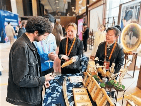 马克龙一路追着它俩<strong></p>
<p>摩登币</strong>，抢先一步要访华！