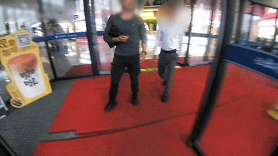 上门取走19万元<strong></p>
<p>在线交易</strong>,杭州一西装革履“金融专员”被抓!在高速服务区被抓,车上塞满现金