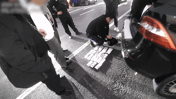 上门取走19万元<strong></p>
<p>在线交易</strong>,杭州一西装革履“金融专员”被抓!在高速服务区被抓,车上塞满现金