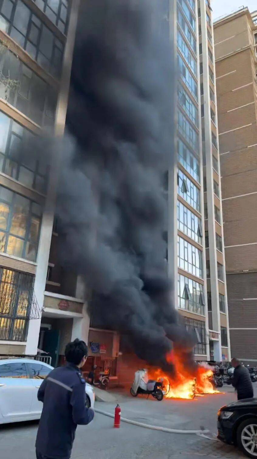 天通苑一天两起电动车火情<strong></p>
<p>在线交易</strong>,突然着火忒吓人丨有事儿@新京报