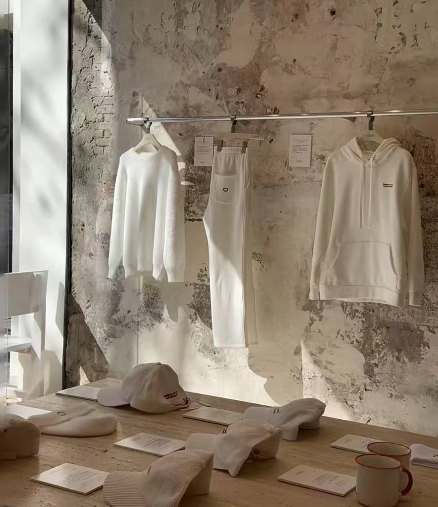 法国人在上海开店<strong></p>
<p>蜜蜂币</strong>,只卖白色衣服竟然火了丨上海滩上洋掌柜