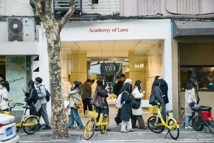 法国人在上海开店<strong></p>
<p>蜜蜂币</strong>,只卖白色衣服竟然火了丨上海滩上洋掌柜