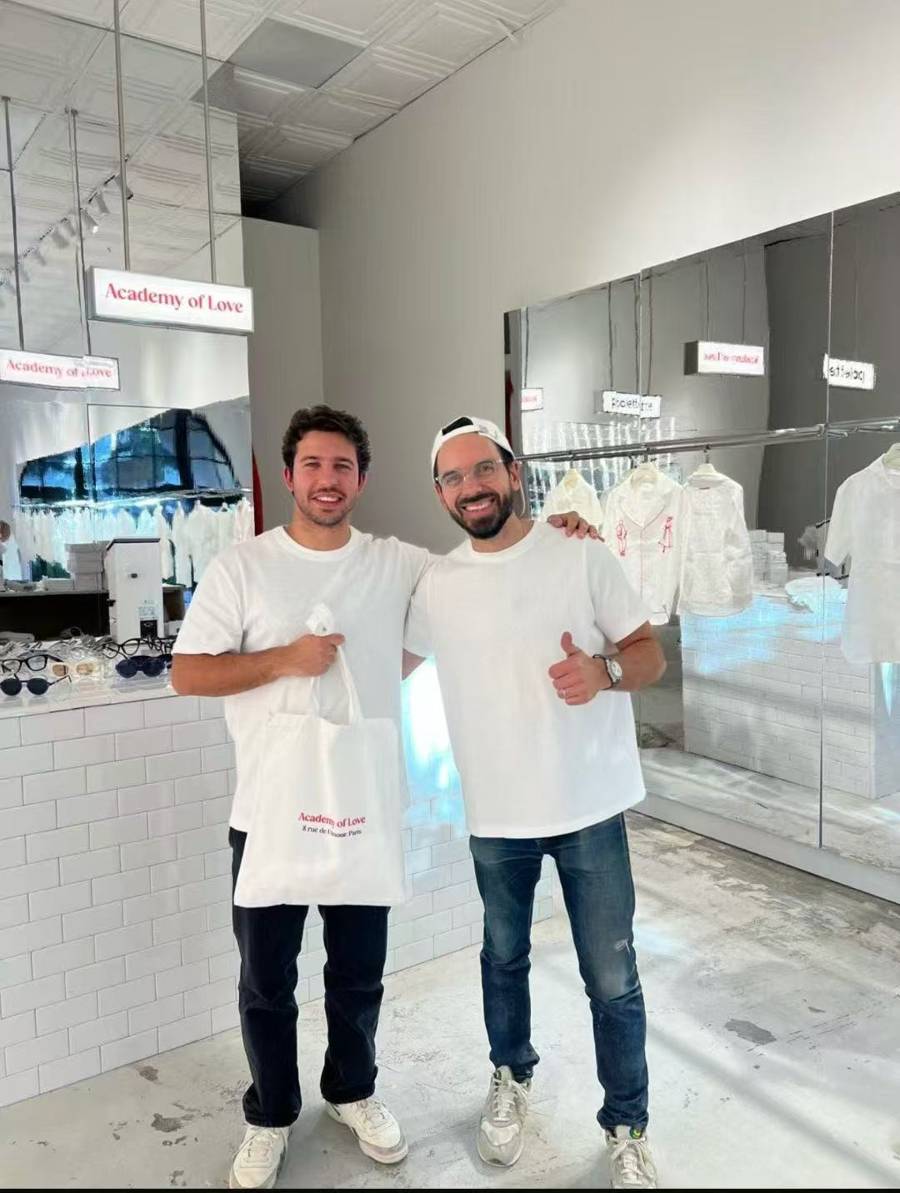 法国人在上海开店<strong></p>
<p>蜜蜂币</strong>,只卖白色衣服竟然火了丨上海滩上洋掌柜