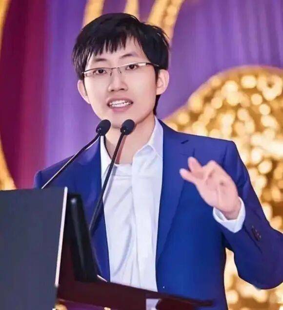 梁文锋炒股日赚1亿<strong></p>
<p>蜜蜂币</strong>,段永平直言 “没人打得过他”!