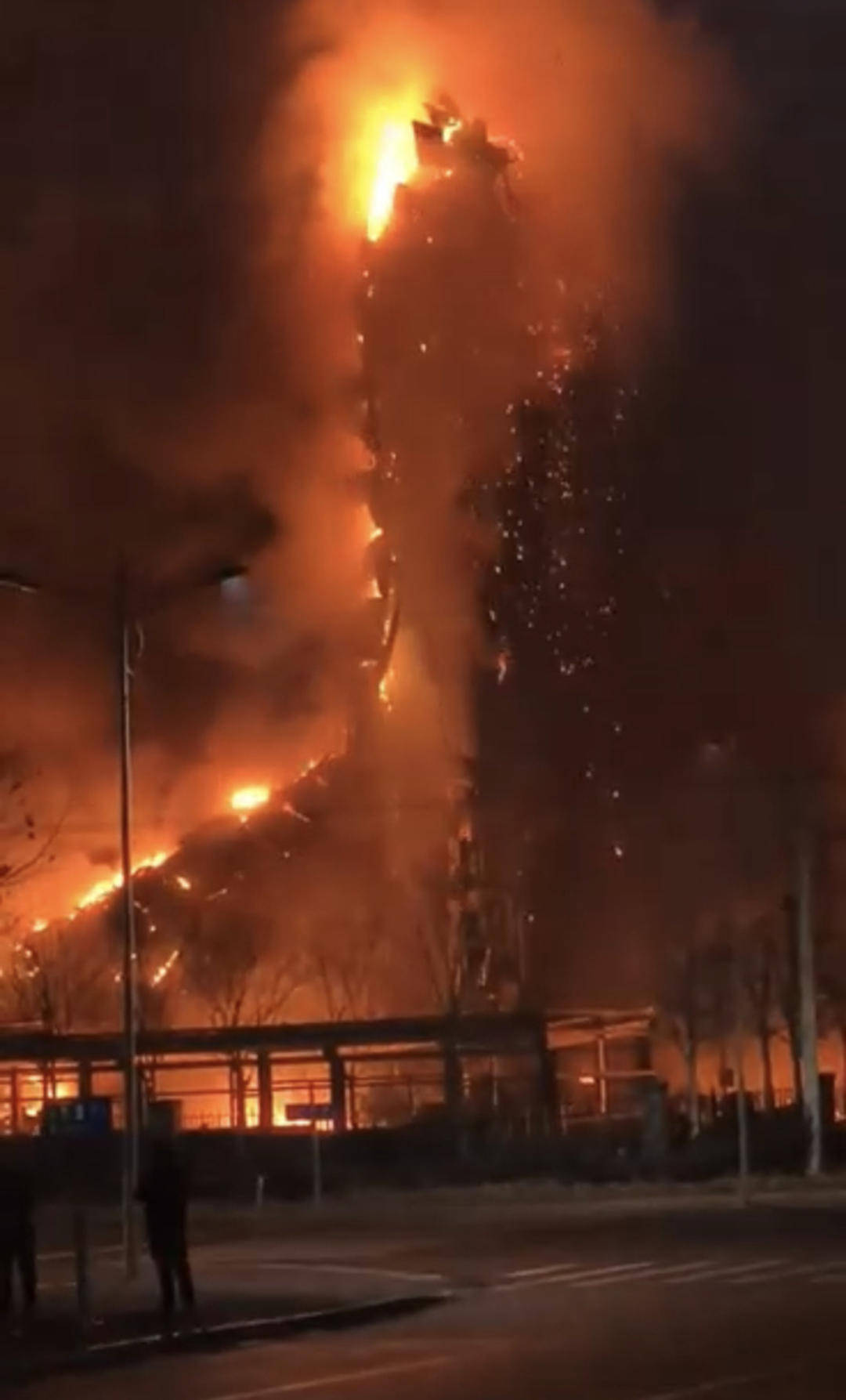 河北保定一园区发生大火,当地:火已扑灭,无人员伤亡
