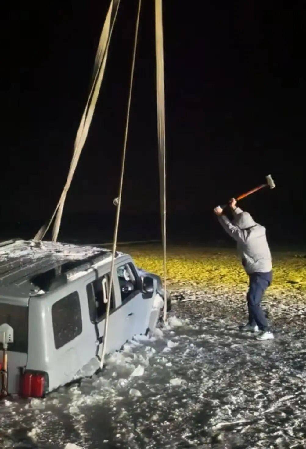 河北一越野车在水库冰面练漂移<strong></p>
<p>一元月亮币</strong>,冰层突然破裂,车轮落水被冻6小时,找来吊车深夜将车吊出