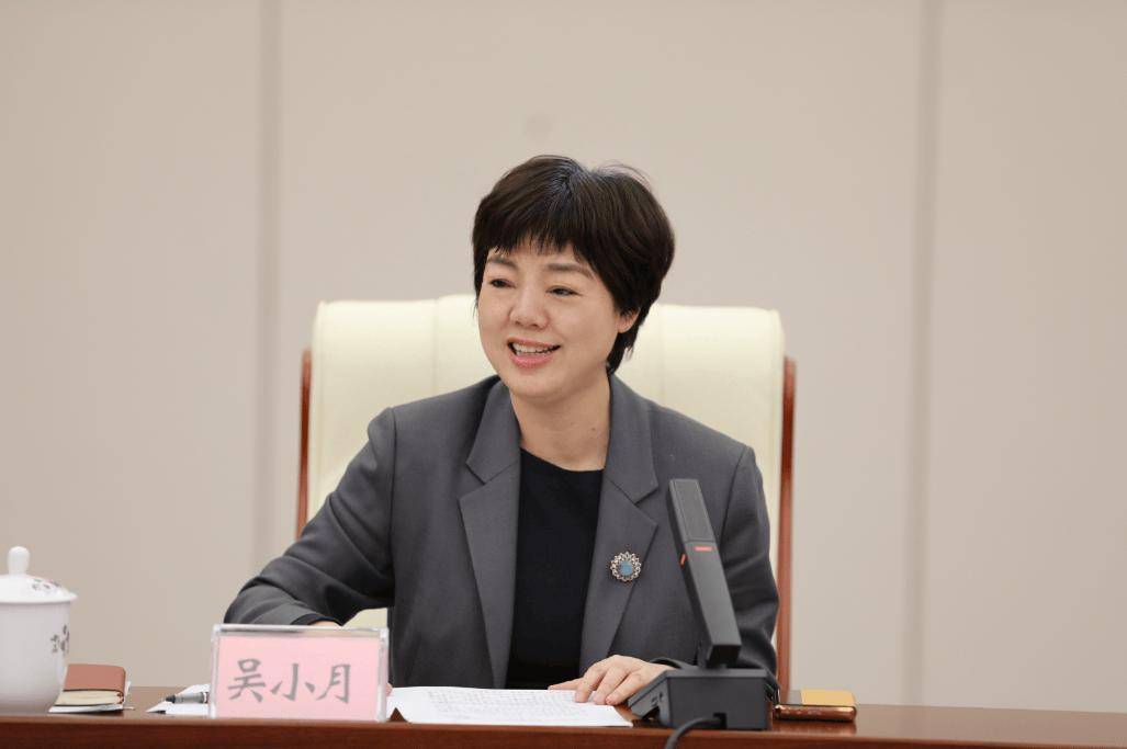 吴小月<strong></p>
<p>一元月亮币</strong>,任省财政厅厅长