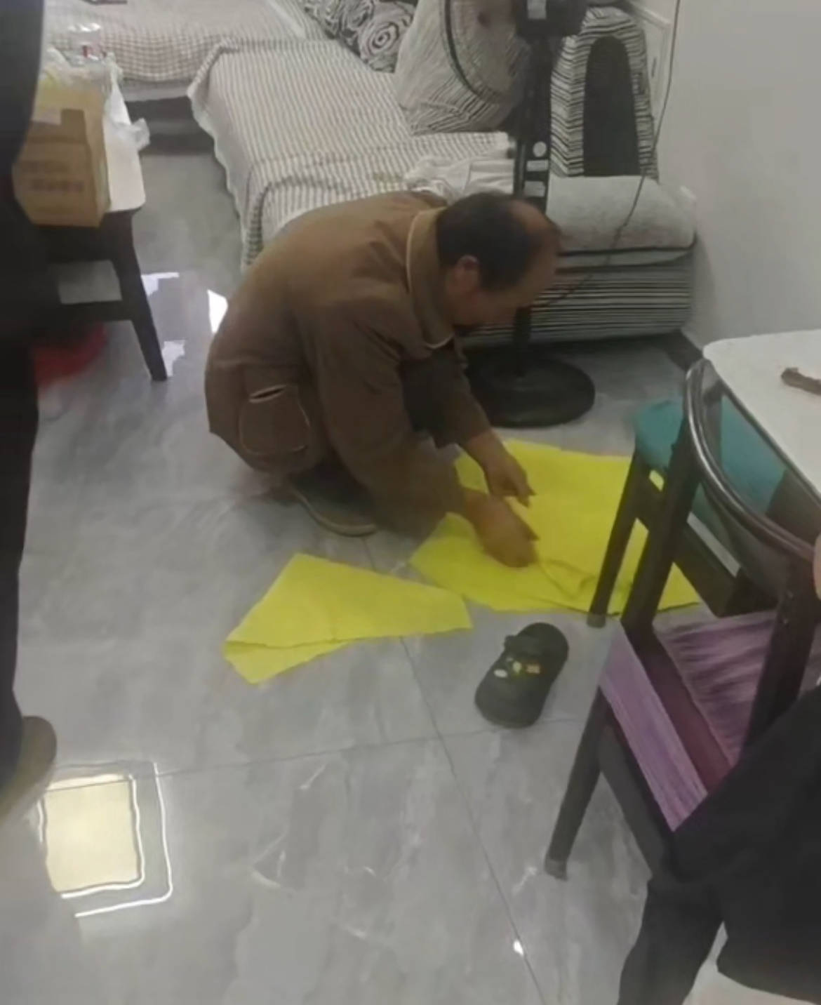 疑因离婚多年的前妻订婚<strong></p>
<p>币圈阿凡提</strong>，临沂一男子上门将其杀害，死者家属：检方已提起公诉