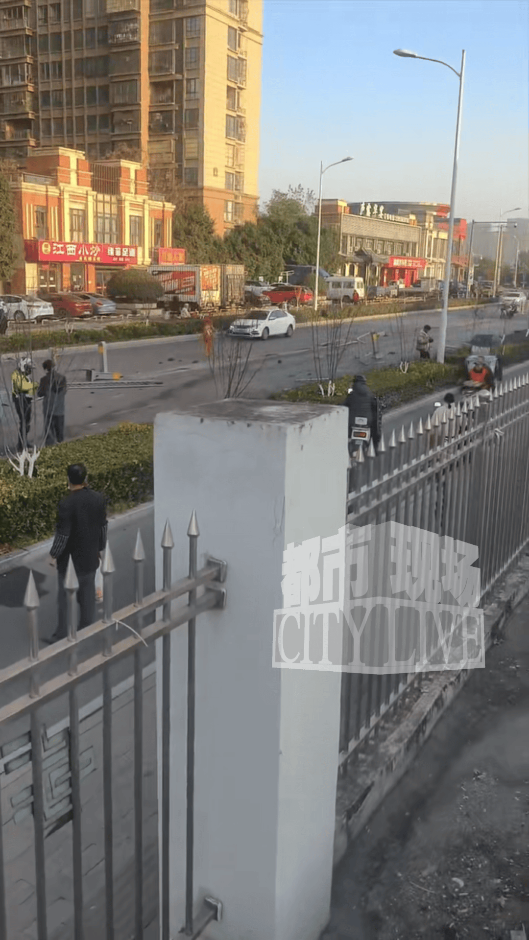 安徽一小米SU7撞翻几十米护栏<strong></p>
<p>ela币行情</strong>，目击者称车辆前轮脱落后才刹停，当地交警回应