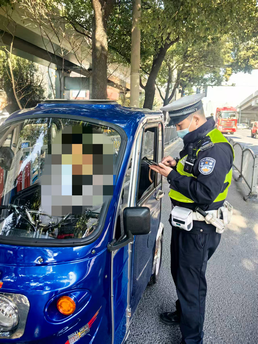 残疾车不得载人<strong></p>
<p>ela币行情</strong>,“老头乐”不得上路:上海正在严查相关交通违法行为