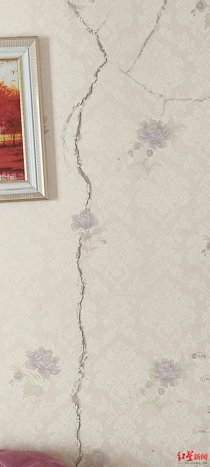 山西一小区被曝多个顶楼住户违规加盖房屋：有的甚至修建成阁楼<strong></p>
<p>看币圈</strong>，致几十户房子墙面裂缝