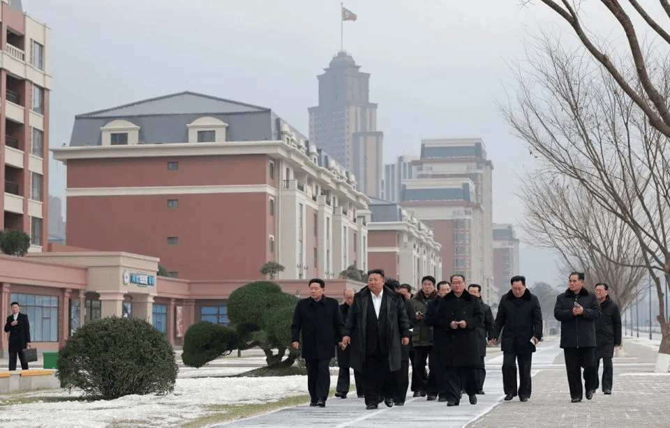 朝鲜“万套住宅”震撼亮相<strong></p>
<p>看币圈</strong>，金正恩莅临现场指导感叹：潮流之作