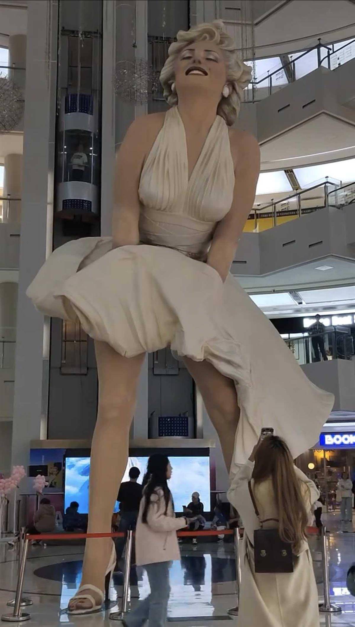 大连8米高梦露雕像悄然被撤<strong></p>
<p>看币圈</strong>，商场人员：我也是今天上班才知道，集团有新的规划