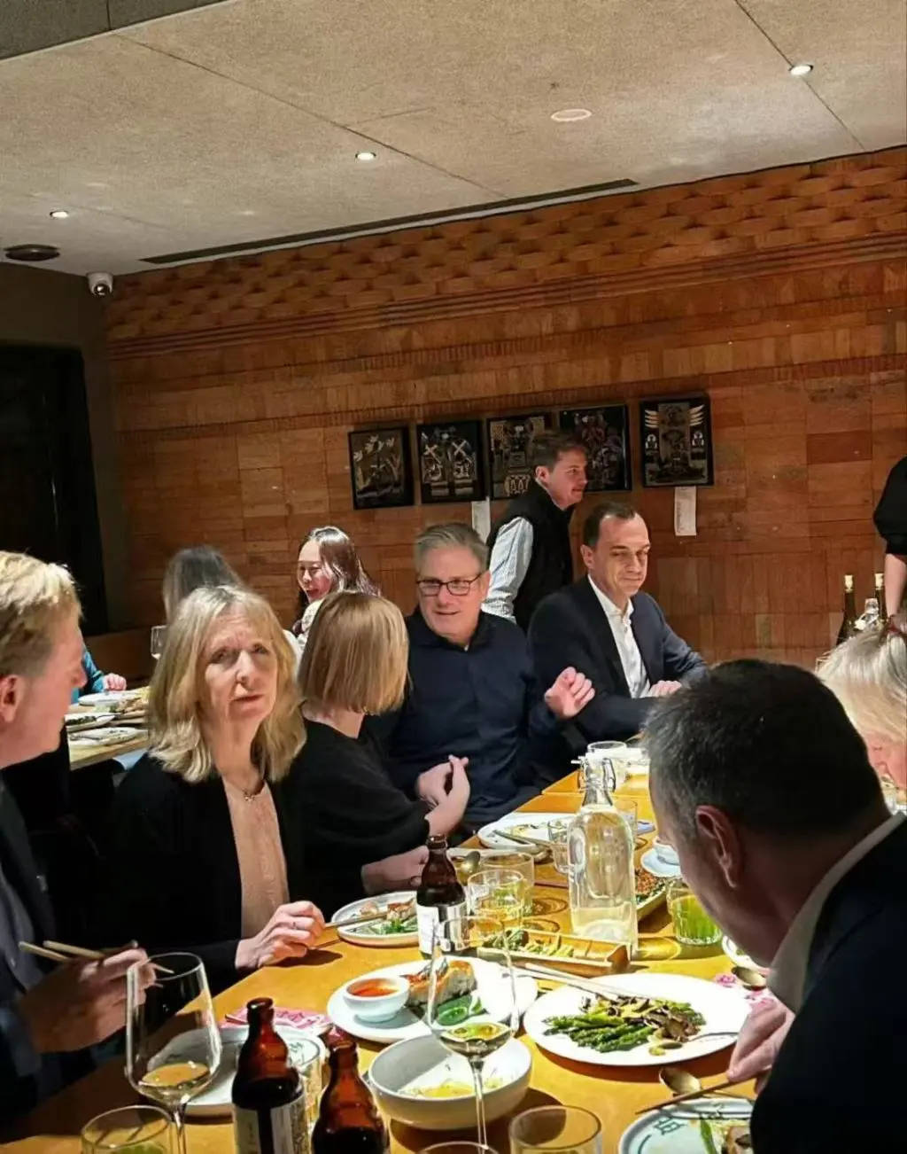 英国首相斯塔默抵达上海<strong></p>
<p>碳币</strong>，在参观豫园时体验了沪上名点蝴蝶酥